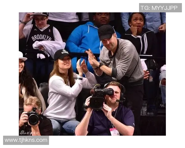 足球场上闪耀的星光夫妻:他们如何平衡事业与家庭的双重挑战 足球场上闪耀的星光夫妻:他们如何平衡事业与家庭的双重挑战